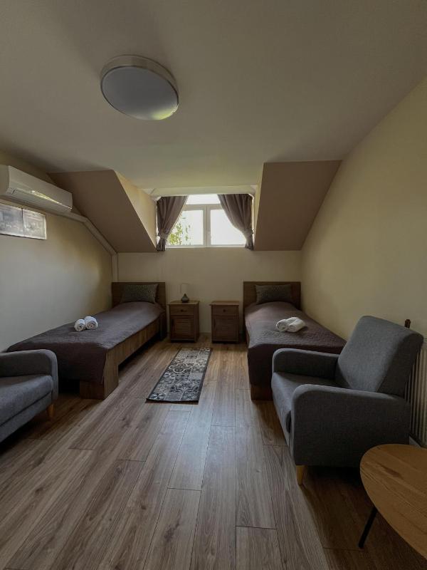 Twin Room with Private Bathroom image 3