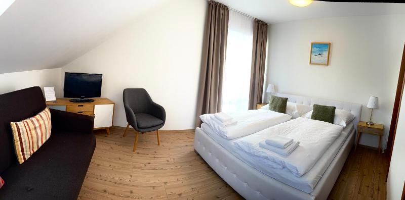 One-Bedroom Apartment with Balcony and Mountain View   image 4