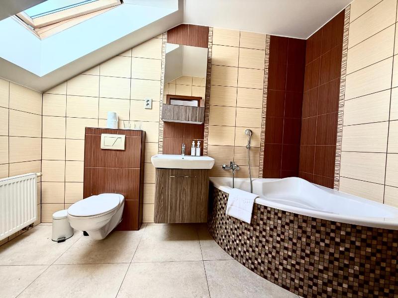 One-Bedroom Apartment with Balcony and Mountain View   image 2
