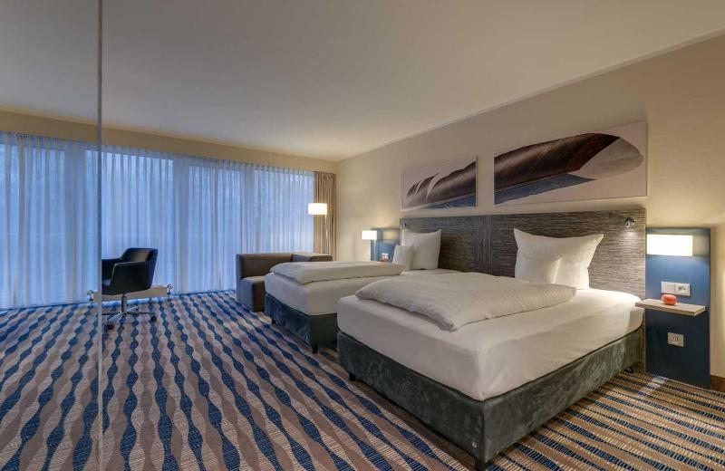 Deluxe Room Twin Beds image 1