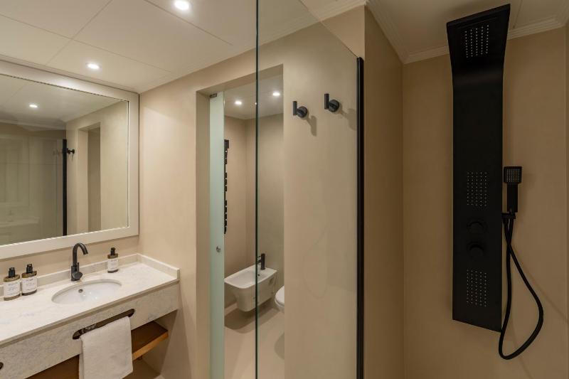Double Room image 3