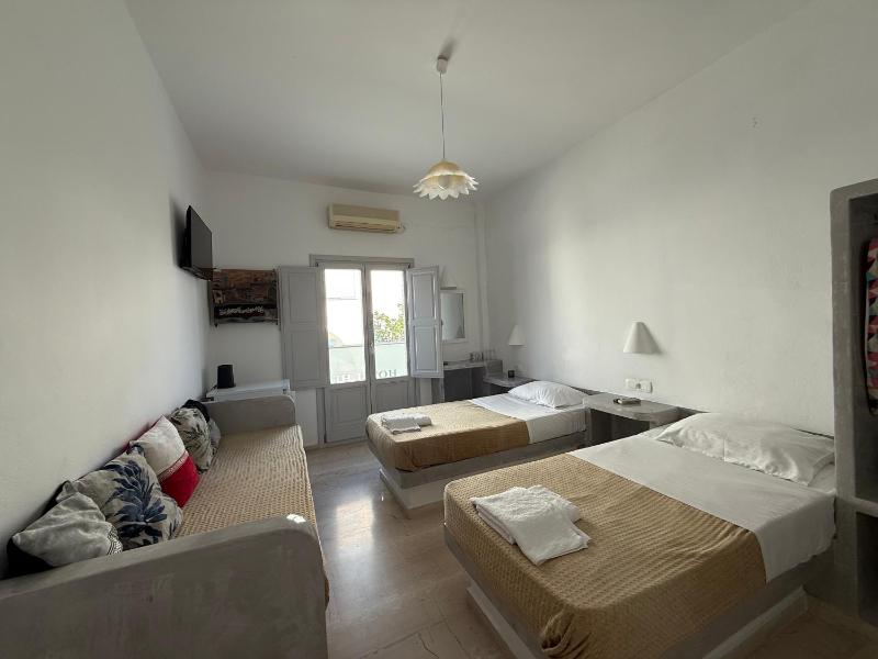 Twin Room image 4