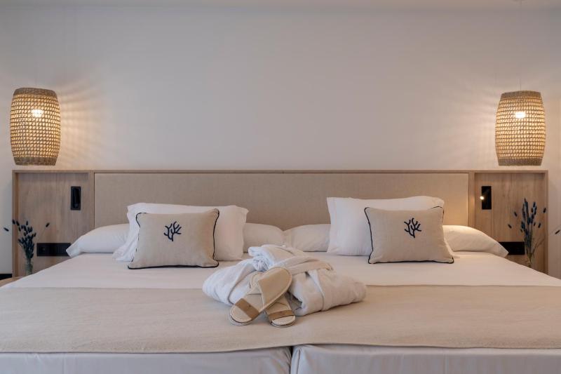 Quadruple Room with Sea View image 1