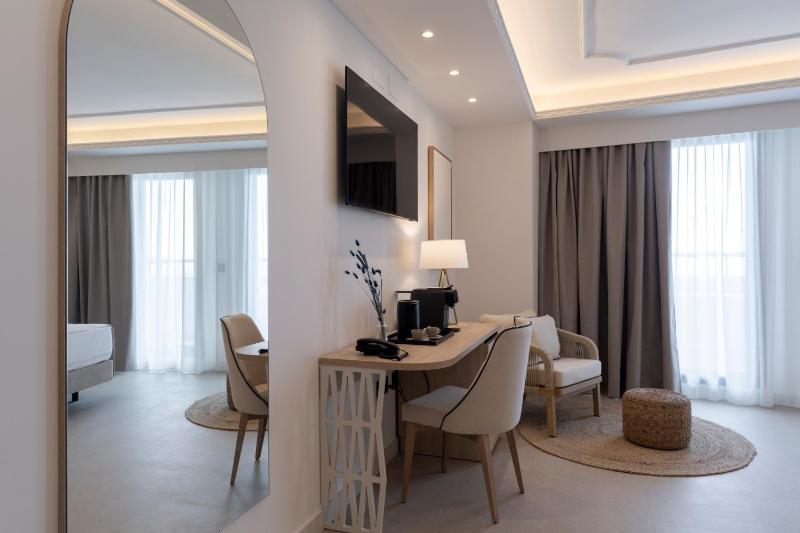 Quadruple Room image 1