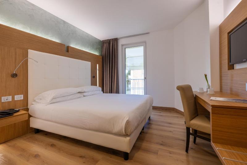 Standard Double Room with Window and Partial Lake View image 1