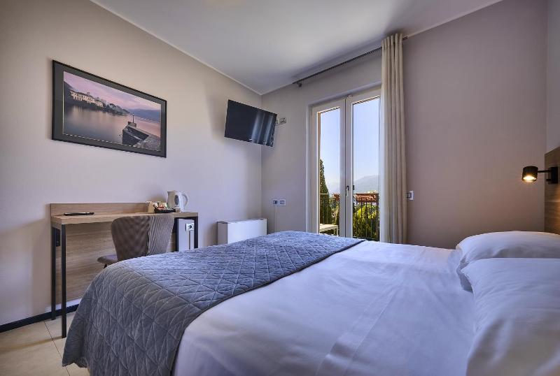 Superior Double Room with Lake View image 4