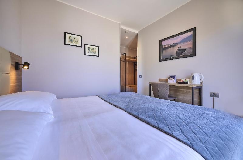 Superior Double Room with Lake View image 1