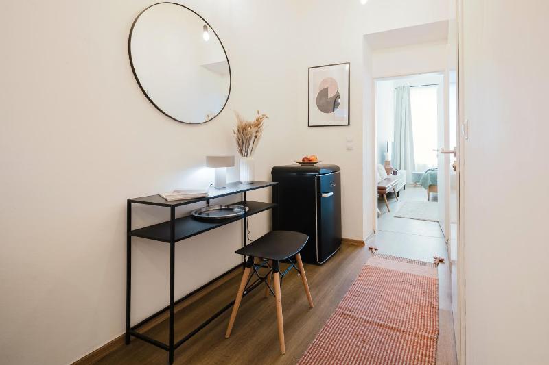 Prague Days - Sunlit 1BDR Apartments w Smart TV in New Town - image 2