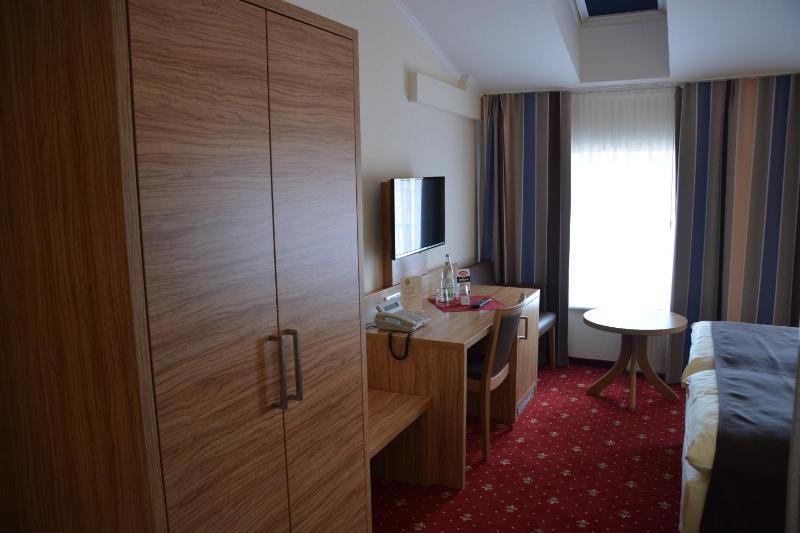 Double Room image 3