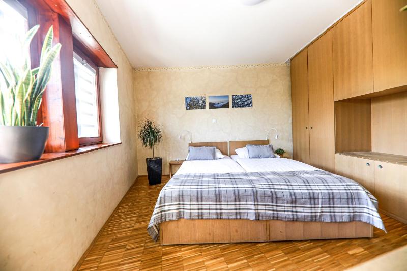 Twin Room image 4