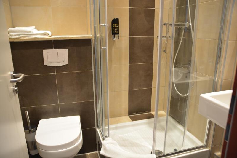 Double Room image 3
