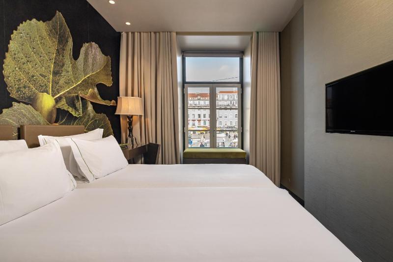 Superior Twin Room image 3