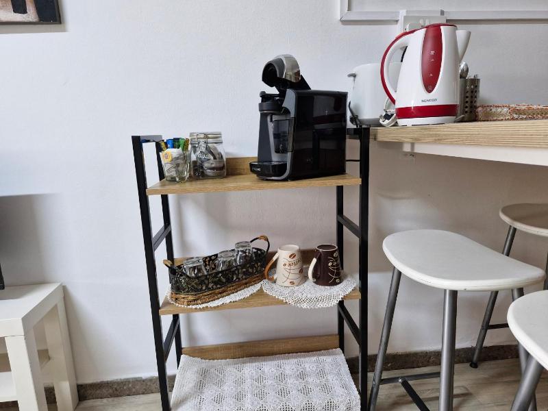 One-Bedroom Apartment with Balcony and Mountain View   image 1