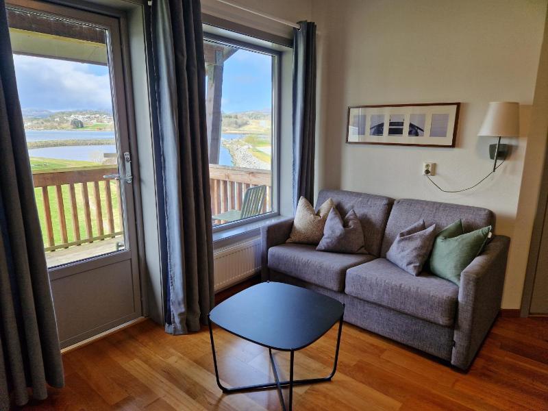 Family Room image 3