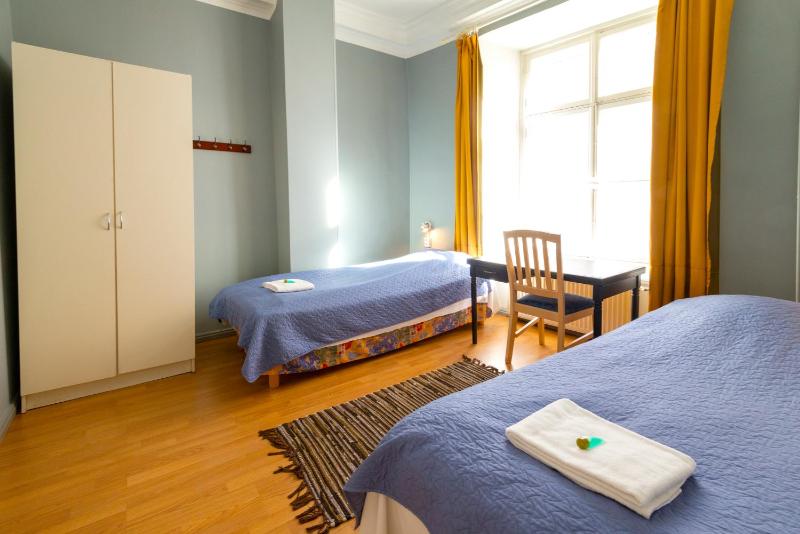 Twin Room with Private Bathroom image 4