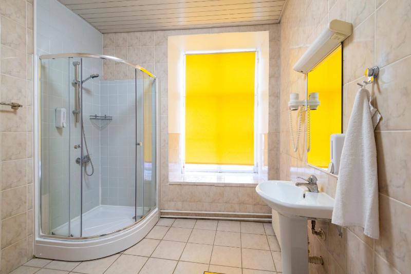 Twin Room with Shared Bathroom image 3