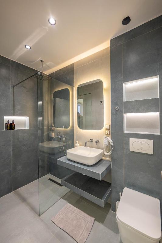 Deluxe Double Room with Balcony and Sea View image 4