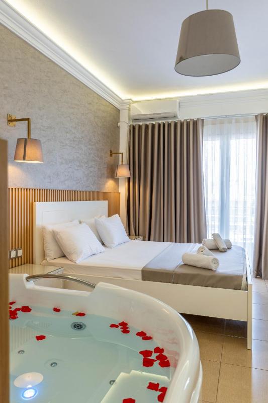 Deluxe Double Room with Balcony, Sea View and Jacuzzi image 4