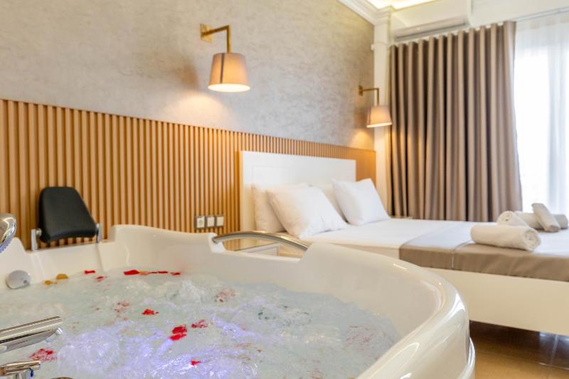 Deluxe Double Room with Balcony, Sea View and Jacuzzi image 3