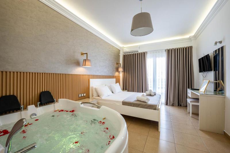 Deluxe Double Room with Balcony, Sea View and Jacuzzi image 1