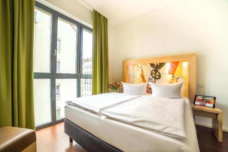 Standard Double Room image 4