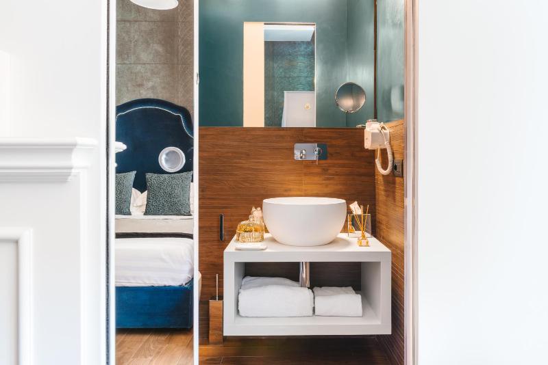 Deluxe Double or Twin Room image 2