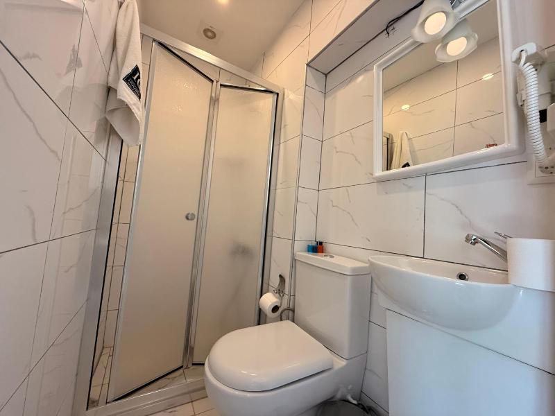 Deluxe Double Room with Balcony image 4