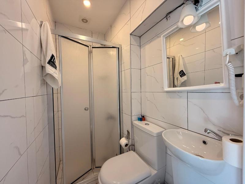 Deluxe Double Room with Balcony image 3