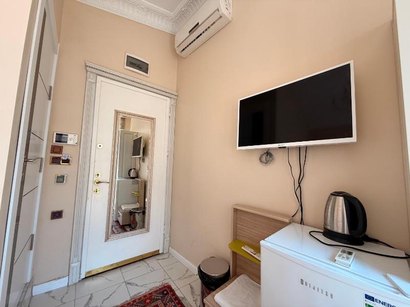 Deluxe Double Room with Balcony image 2