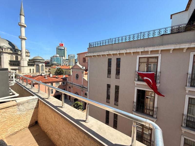 Deluxe Double Room with Balcony image 1