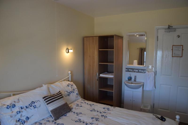 Double Room with Shared Bathroom image 3