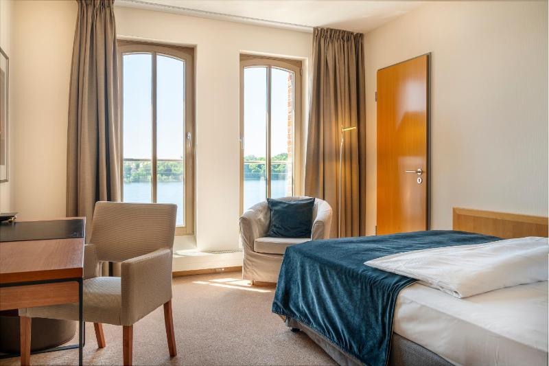 Single Room with Lake View image 1