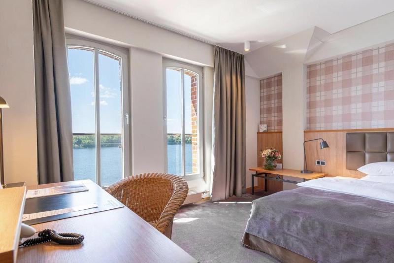 Single Room with Lake View image 3