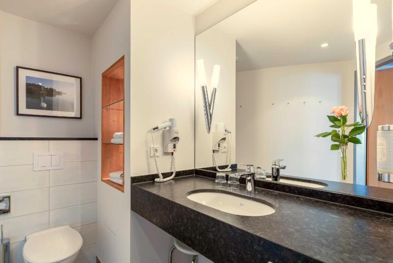 Double Room with Lake View image 4