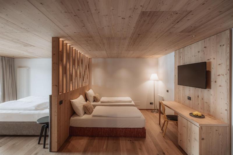 Junior Suite with Balcony image 4