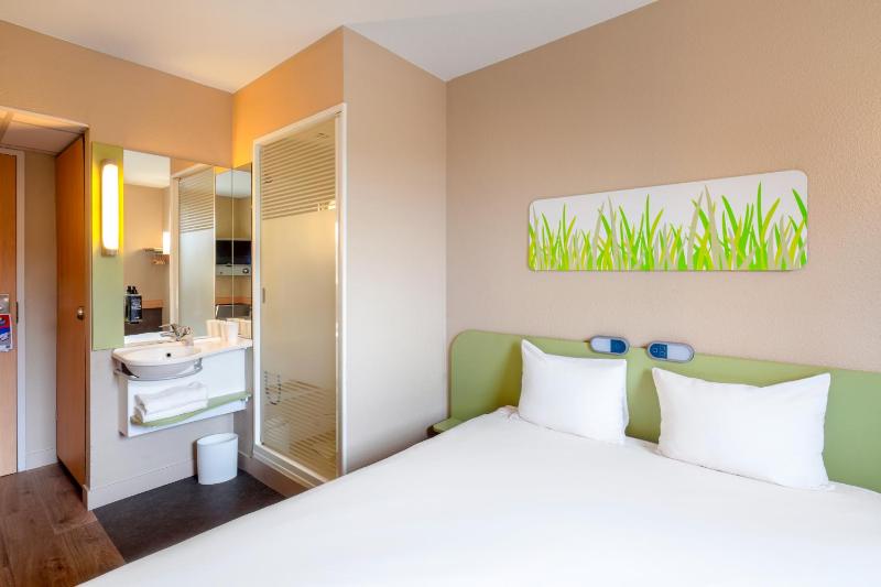 Standard Double Room image 2