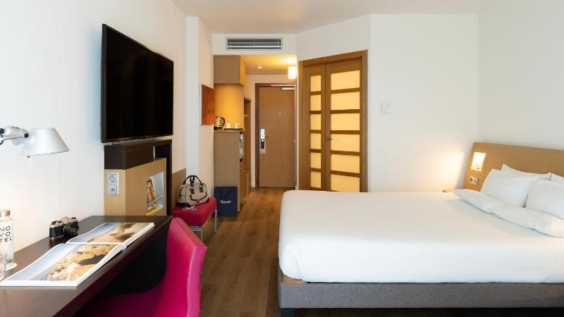 Standard Double Room with City View image 4