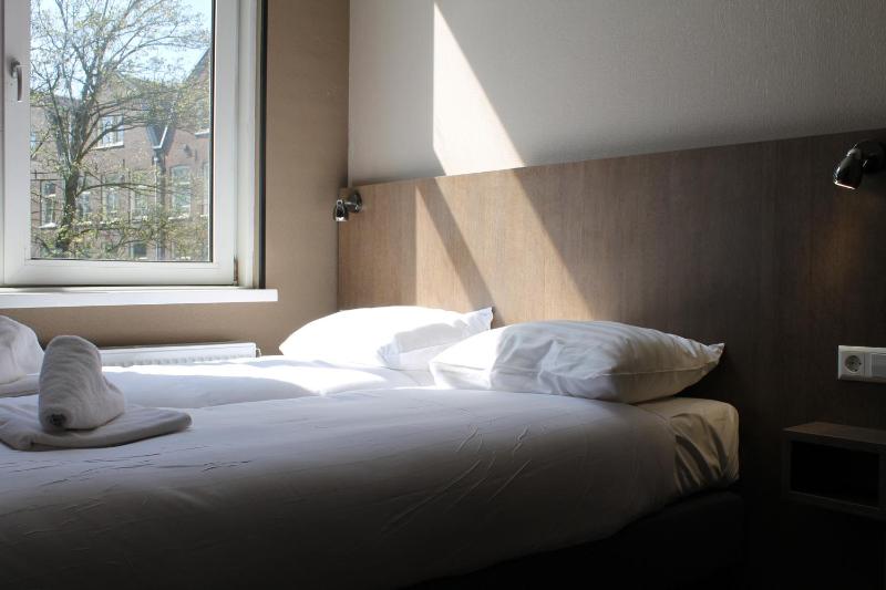 Standard Twin Room image 3