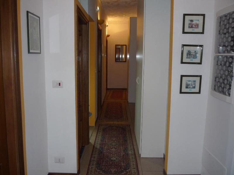 Single Room with Shared Bathroom image 4