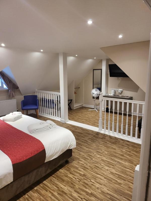 Deluxe Double Suite with Bath image 3