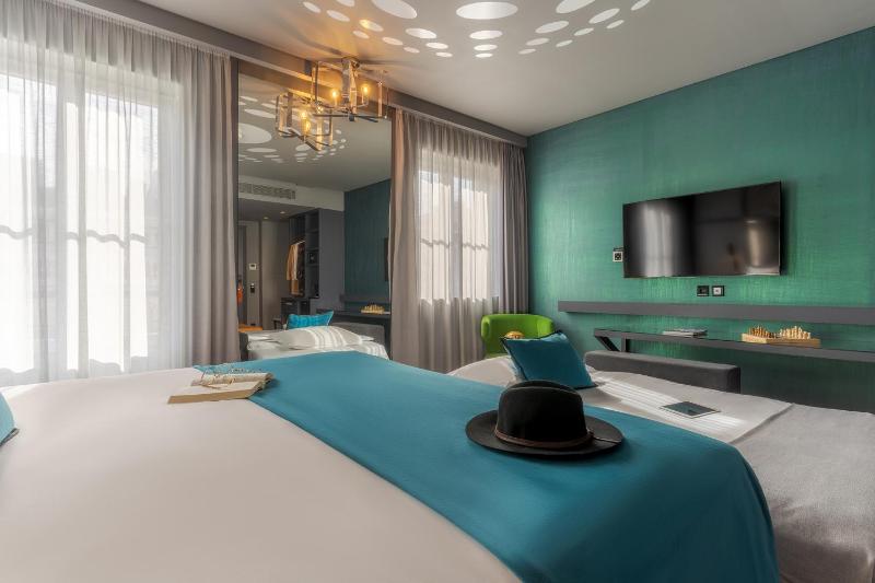 CR Familiar HAT-TRICK (3 Adults) image 3