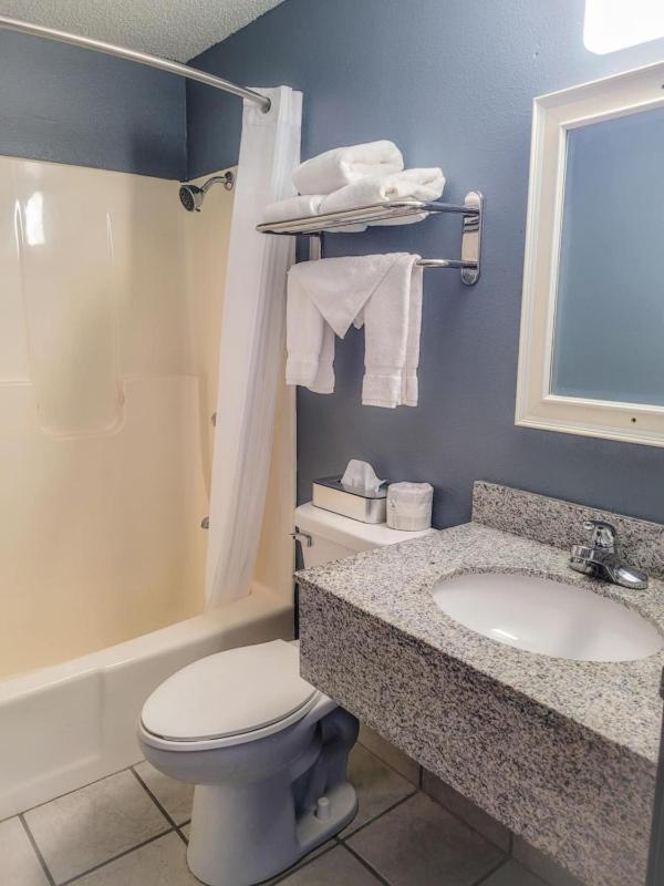Standard King Room image 2
