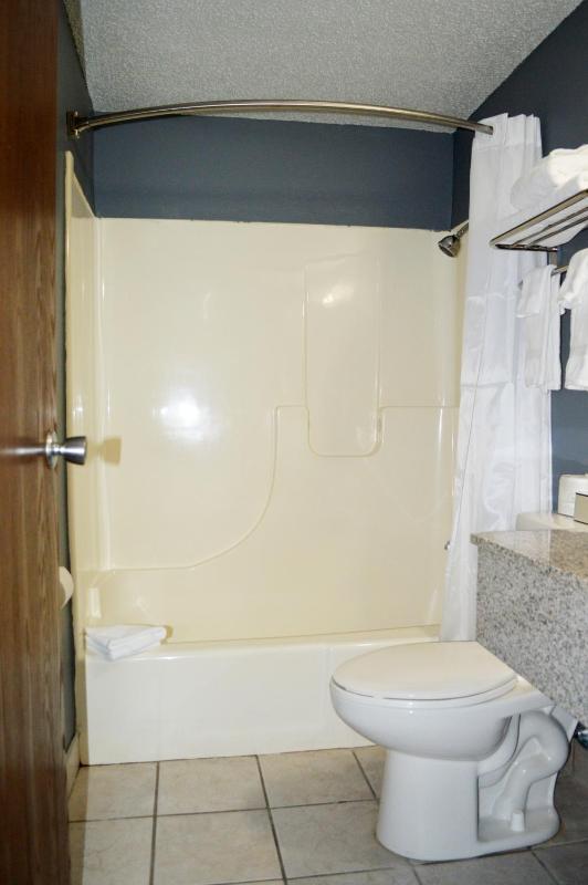 Standard King Room image 3