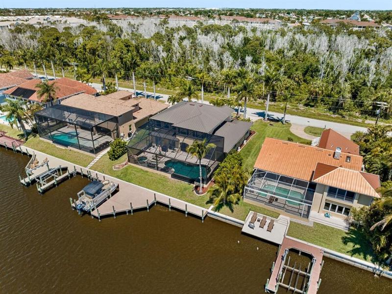Villa Estelle - Huge lake front Villa - image 34