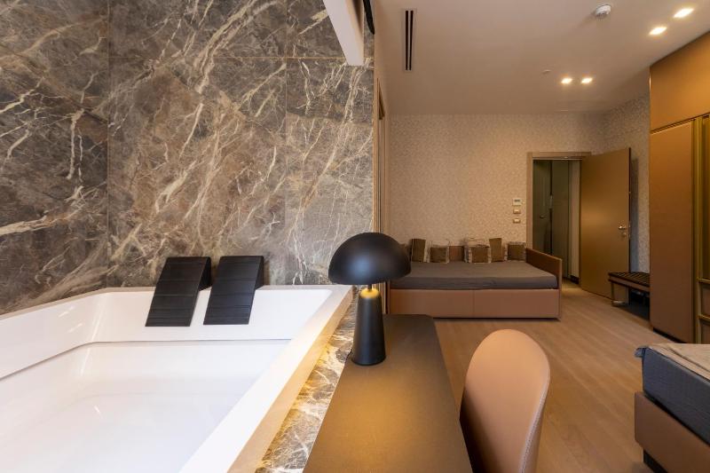 Deluxe Suite with Spa Bath image 3