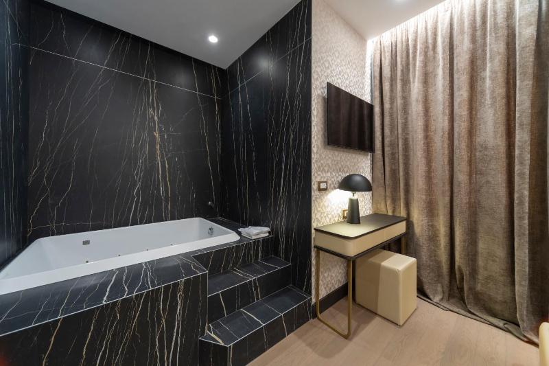 King Suite with Spa Bath image 3