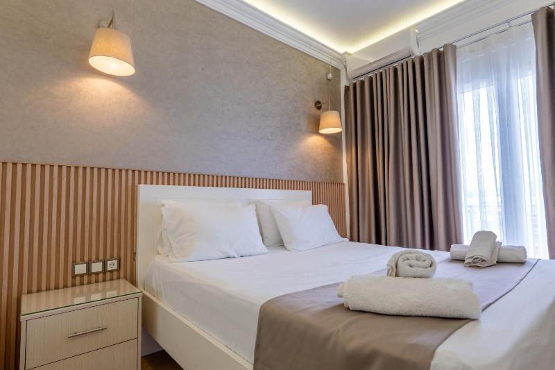 Deluxe Double Room with Balcony and Sea View image 2