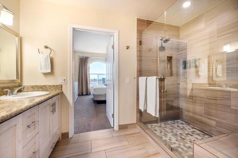 Two-Bedroom King Suite with Two Twin Beds and Ocean View image 4