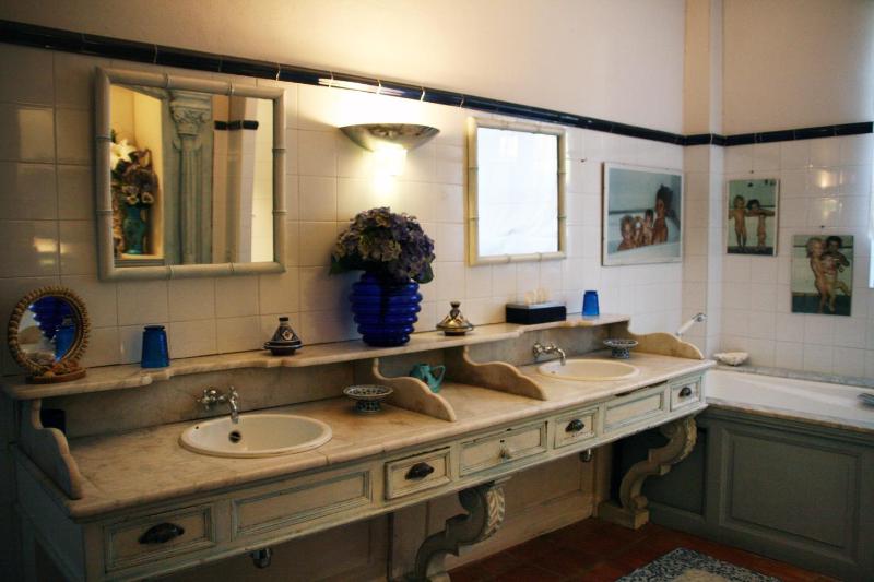 Deluxe Double Room image 3