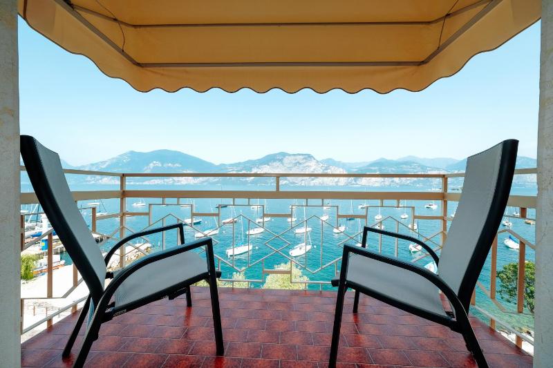 Comfort Double Room with Balcony and Lake View image 2